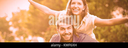 Lächelndes junges Paar, das Spaß hat Stockfoto