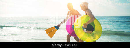 Gerne älteres paar zu Fuß am Strand Stockfoto