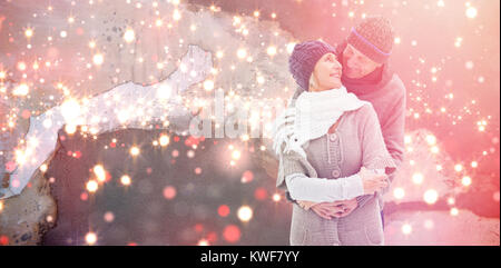 Zusammengesetztes Bild glücklich älteres Paar in Winterkleidung umarmen Stockfoto