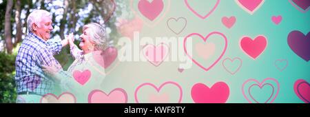 Altes Paar mit valentinstag Liebe Übergang Herzen und Wald Stockfoto