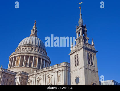 Stadt London die überlebenden Turm der zerstörten Kirche Christi Greyfriars im Newgate Street, neben der St. Paul's Cathedral Stockfoto