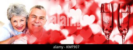 Altes Paar mit valentinstag Liebe Übergang Champagner Gläser Stockfoto