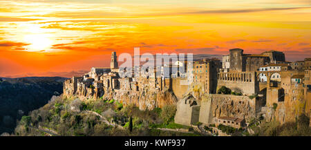 Beeindruckende Pitigliano Dorf über Sonnenuntergang, Panoramaaussicht, in der Provinz Grosseto, Toskana, Italien. Stockfoto