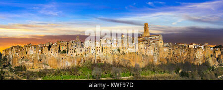 Beeindruckende Pitigliano Dorf über Sonnenuntergang, Toskana, Italien. Stockfoto