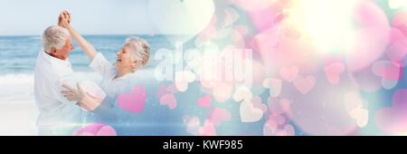 Altes Paar mit valentinstag Liebe Übergang Herzen und Meer Stockfoto