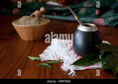 Yerba Mate in matero auf einem Tisch Stockfoto