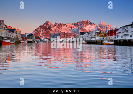 Der Hafen von Henningsvær auf den Lofoten im Norden Norwegens, fotografiert bei Sonnenaufgang. Stockfoto