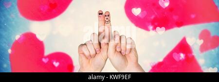 Valentine's Finger Liebe Paar und schillernde helle schwebende Herzen Stockfoto