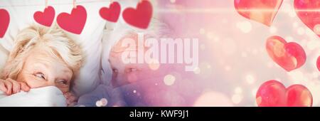 Altes Paar im Bett mit valentinstag Liebe Übergang Herzen Stockfoto
