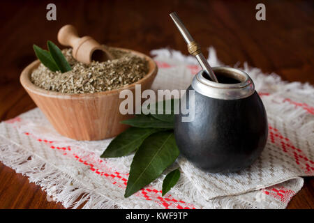 Yerba Mate in matero auf einem Tisch Stockfoto