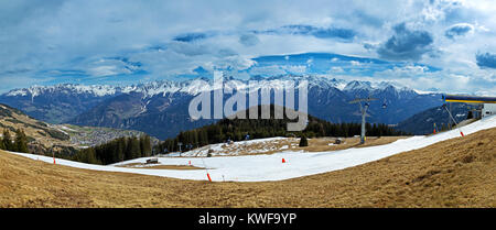 Blick von der Ski-Region in Richtung Serfaus und das Tal des Inn in Tirol, Österreich, im späten Winter. Stockfoto