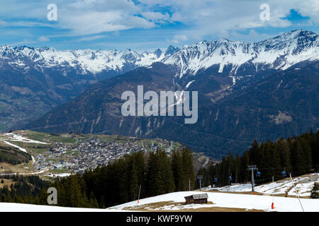 Blick von der Ski-Region in Richtung Serfaus und das Tal des Inn in Tirol, Österreich, im späten Winter. Stockfoto