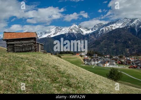 Ausblick auf Serfaus und das Tal des Inn in Tirol, Österreich, im Frühling. Stockfoto