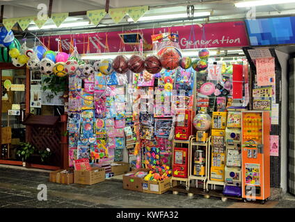 Kleiner Shop für Spielwaren, Schreibwaren und Geschenkartikel in Sham Shui Po, Kowloon, Hong Kong. Stockfoto