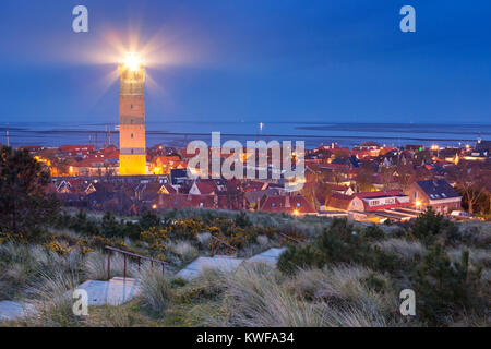 Der Leuchtturm Brandaris in West-Terschelling auf der Insel Terschelling in den Niederlanden in der Nacht. Stockfoto