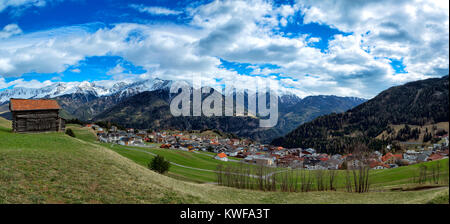 Ausblick auf Serfaus und das Tal des Inn in Tirol, Österreich, im Frühling. Stockfoto