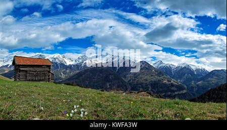 Ausblick auf Serfaus und das Tal des Inn in Tirol, Österreich, im Frühling. Stockfoto