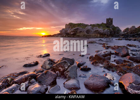 Spektakulären Sonnenaufgang bei Kinbane Head mit den Ruinen der Kinbane Castle an der Causeway-Küste in Nordirland. Stockfoto