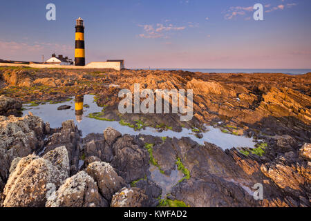 Die St. Johns Point Lighthouse in Nordirland bei Sonnenuntergang fotografiert. Stockfoto