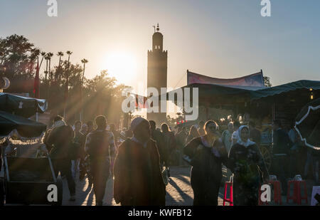 Street Scene mit Menschen und dramatischen Licht in Jemaa el Fna, dem Platz. Stockfoto