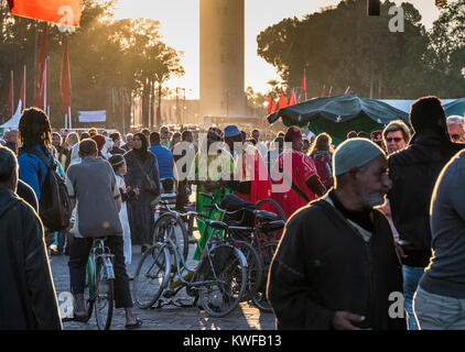 Street Scene mit Menschen und dramatischen Licht in Jemaa el Fna, dem Platz. Stockfoto