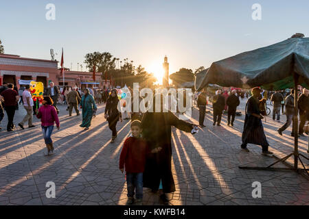 Street Scene mit Menschen und dramatischen Licht in Jemaa el Fna, dem Platz. Stockfoto