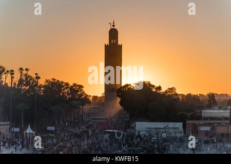 Dämmerung und untergehende Sonne hinter der Koutoubia Moique. Stockfoto