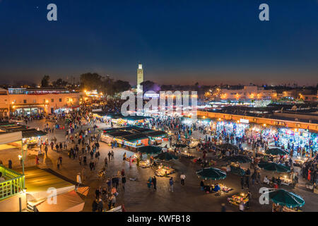 Dämmerung fällt über Jemaa el Fna, dem Platz Stockfoto
