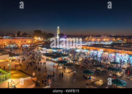 Dämmerung fällt über Jemaa el Fna, dem Platz Stockfoto