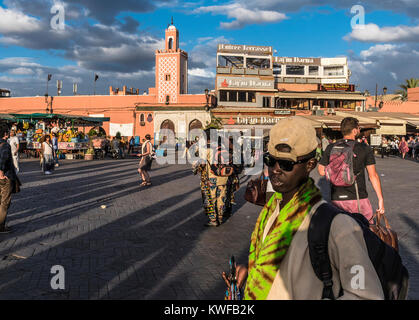 Street Scene mit Menschen und dramatischen Licht in Jemaa el Fna, dem Platz. Stockfoto