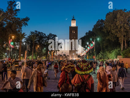 Koutoubia Moschee mit Massen und Wasser Verkäufer Hüte Stockfoto