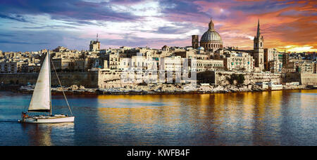 Schönen Sonnenuntergang über La Valletta, Malta Insel, Panoramaaussicht. Stockfoto