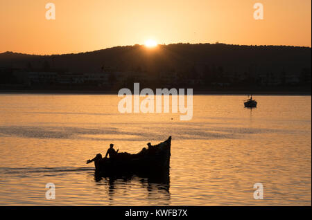 Dawn breaks als kleine Küstenfischerei Schiff verlässt Hafen von Essaouira, Atlantikküste von Marokko. Stockfoto