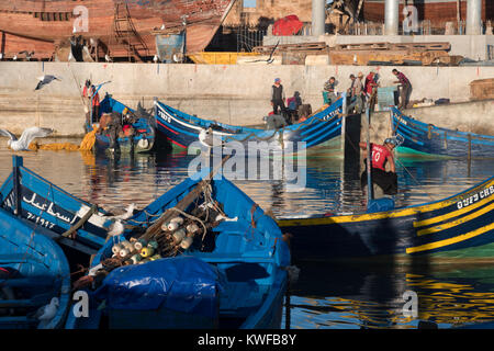 Commericial Fishing industry in Aktion rund um den Hafen. Stockfoto