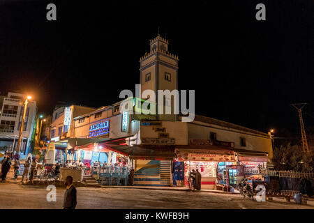 Nacht und Moschee, Café, Apotheke, Fleischer, Gift Shop all-in-one, Taghazout. Stockfoto