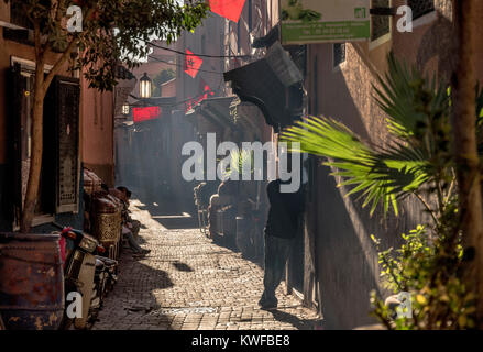 Atmosphärische zurück Straßen von maedina mit Palmen und Menschen. Stockfoto