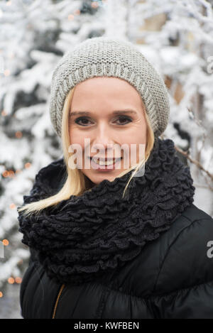 Outdoor Winter Porträt einer jungen blonden Frau im Schnee Stockfoto