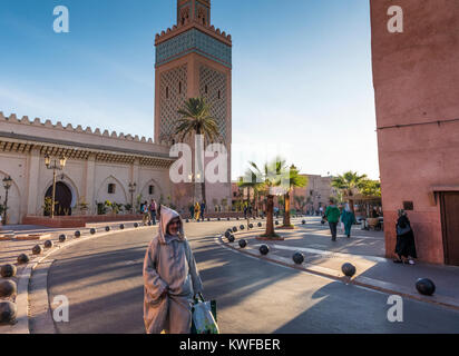 Alter Mann in Djellaba im Kasbah Moschee. Stockfoto