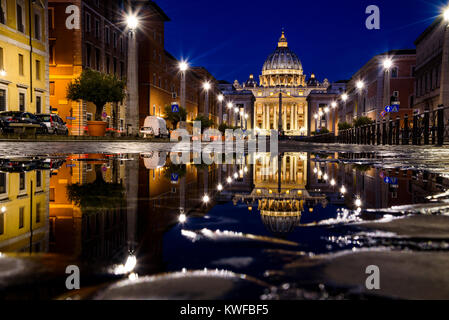 Via della Conciliazione mit St. Peter's Basilica, spiegelt sich in einer Pfütze, Rom, Latium, Italien Stockfoto