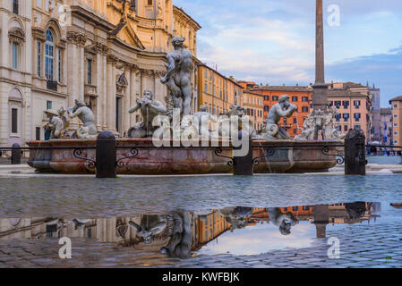 Fontana del Moro (Heide Brunnen) in einer Pfütze, die Piazza Navona, Rom, Latium, Italien wider Stockfoto