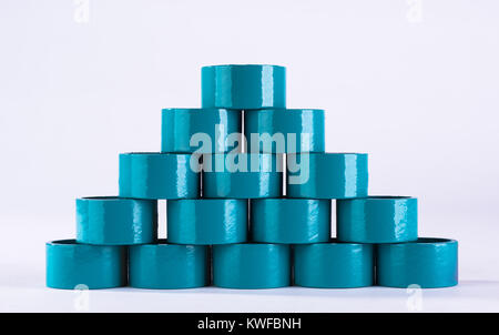 Runde türkis farbige Ringe, in Pyramid Form angeordnet sind Stockfoto