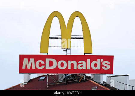 Sofia, Bulgarien - 04. Juli 2017: McDonald's restaurant logo. McDonald's ist der weltweit größte Kette von Hamburger Fast-Food-Restaurants, die AROUN Stockfoto