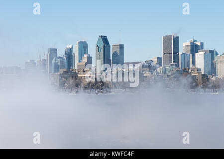 Montreal, CA - 1. Januar 2018: Skyline von Montreal im Winter als Eis Nebel steigt aus dem St. Lawrence River Stockfoto