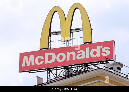 Sofia, Bulgarien - 04. Juli 2017: McDonald's restaurant logo. McDonald's ist der weltweit größte Kette von Hamburger Fast-Food-Restaurants, die AROUN Stockfoto