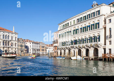 Vaporetto Busse auf dem Canal Grande, Venedig, Italien mit Palazoo Moro Lin auf der rechten und der Palazzo Balbi auf der linken Seite Stockfoto