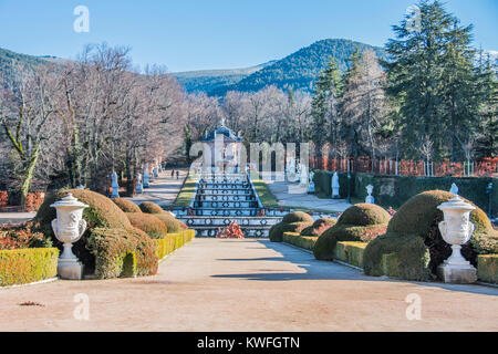 Pfad und Brunnen auf Treppen in die Gärten, die das Royal Palace La Granja de San Ildefonso, Segovia Spanien Stockfoto