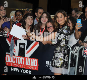 NEW YORK, NY - AUGUST 14: Jenna Coleman nimmt an der BBC America 'Doctor Who' Premiere Fan Screening im Ziegfeld Theatre am 14. August 2014 in New York City People: Jenna Coleman Stockfoto