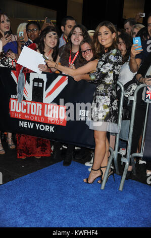 NEW YORK, NY - AUGUST 14: Jenna Coleman nimmt an der BBC America 'Doctor Who' Premiere Fan Screening im Ziegfeld Theatre am 14. August 2014 in New York City People: Jenna Coleman Stockfoto