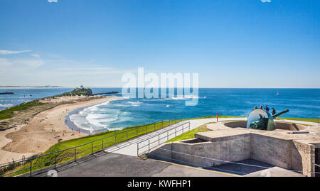 Australien, New South Wales, Hunter Region, Newcastle, Mk VII Gun Nr. 1 am Fort Scratchley auf Flagstaff Hill mit Blick auf nobbys Beach und Nobbys Head Stockfoto