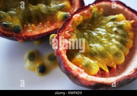 Passionsfrüchte halbieren Nahaufnahme Stockfoto